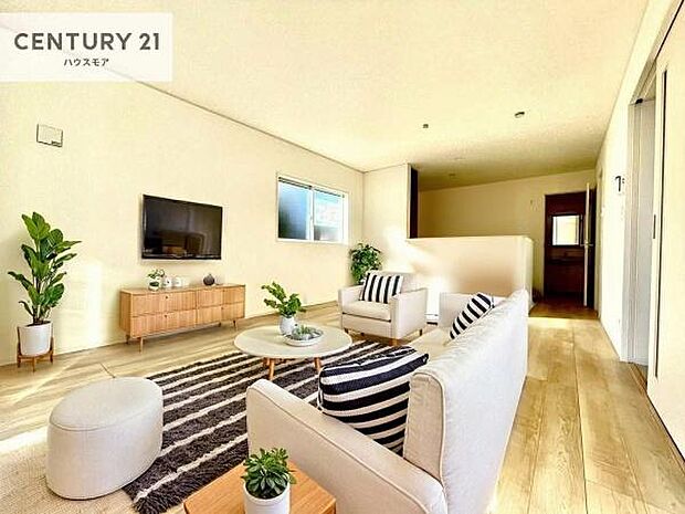 家具はCGパースです。開放感のある広々LDK!ソファーやダイニングテーブルを置いても窮屈にならないので快適に過ごせます!コミュニケーションが取りやすいリビングです!