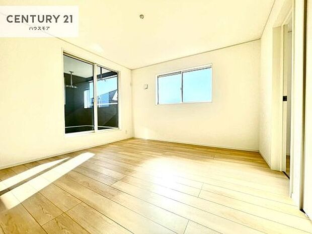 バルコニーに面している洋室です。明るく温もりがあり、換気もしっかりできます！朝起きて、外に出て背伸びをしつつ深呼吸をし良い朝を迎え入れることができます。