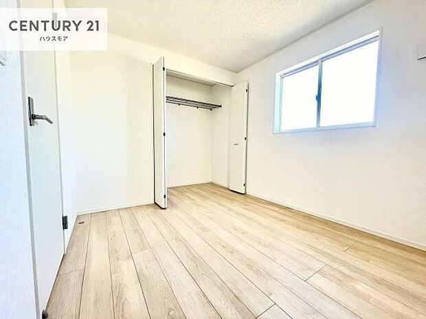 掃き出し窓がないお部屋は、お子様のお部屋としても安心です!収納スペースも充実しているので散らかったお部屋をサッと片付けられます!