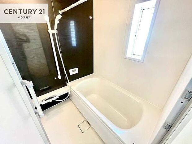 落ち着きある大人の雰囲気のバスルームは、味が出ていてバスタイムが充実!お仕事頑張っているご褒美にお好みの匂いの入浴剤を入れて、楽しんでみてはいかがでしょうか?