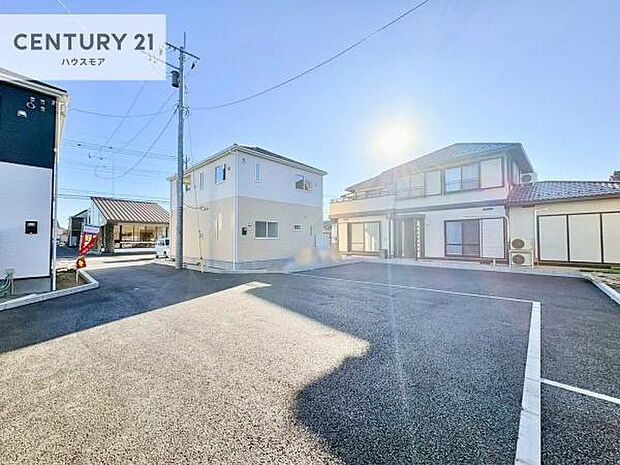 前面道路は7.42m!陽当り良好な立地です。車庫入れが苦手な方も安心ですね。