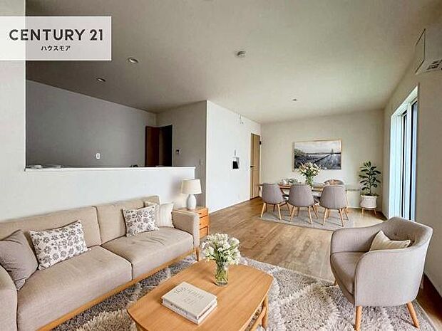 家具はCGパースです。開放感のある広々LDK!ソファーやダイニングテーブルを置いても窮屈にならないので快適に過ごせます!コミュニケーションが取りやすいリビングです!