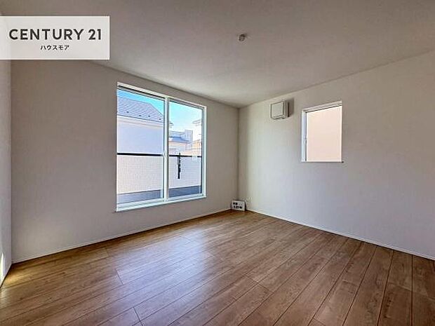 バルコニーに面している洋室です。明るく温もりがあり、換気もしっかりできます!朝起きて、外に出て背伸びをしつつ深呼吸をし良い朝を迎え入れることができます。