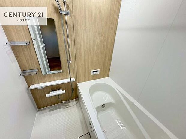 落ち着きある大人の雰囲気のバスルームは、味が出ていてバスタイムが充実!お仕事頑張っているご褒美にお好みの匂いの入浴剤を入れて、楽しんでみてはいかがでしょうか?