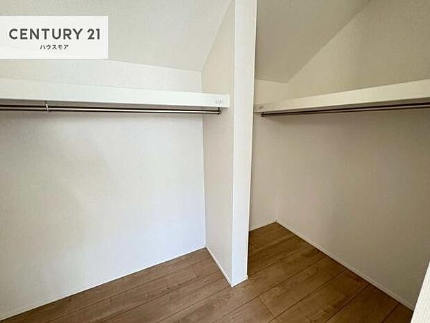 ウォークインクローゼット付きです。たくさんのお洋服などを収納しておけそうですね!他にも扇風機や加湿器など季節物の大きな家電も収納できます!