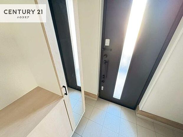 玄関収納が充実しているので、玄関周りがスッキリ片付き来客時に靴の置き場に困りません!