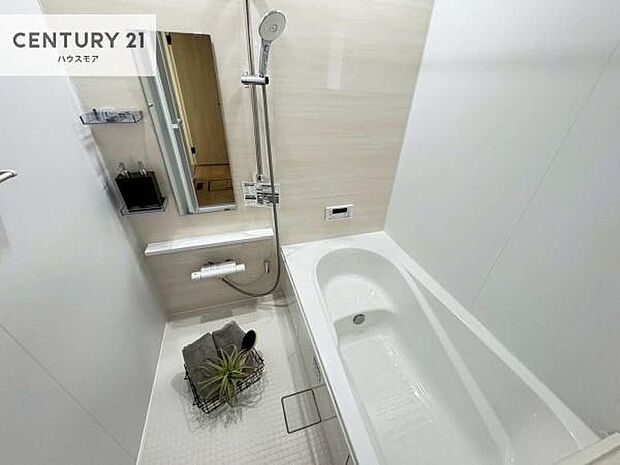 落ち着きある大人の雰囲気のバスルームは、味が出ていてバスタイムが充実！お仕事頑張っているご褒美にお好みの匂いの入浴剤を入れて、楽しんでみてはいかがでしょうか？