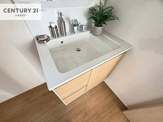 深い洗面台ボウルは、水が跳ねにくいのでお手入れが楽々!清潔感が保てます!キレイな洗面所で自分磨きのモチベーションが上がりますね!