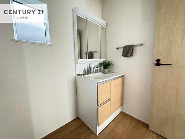 小窓付きの明るい洗面室です!湿気もすぐに入れ替えができて清潔に保つことができます!自然光が差し込むのでお化粧の仕上がりも良くなりますね!