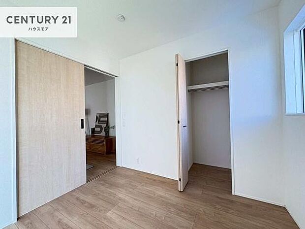 リビングと隣接した洋室です!家事の休憩スペースやキッズスペースとして活用するのもよさそうですね!収納も付いています!