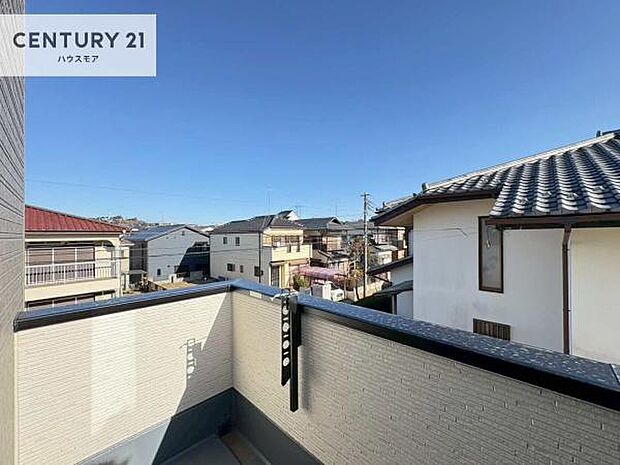 晴れた日には青い空を見渡せる開放的な時間を楽しめます。気持ちの良い風が通り抜ける街並みです!