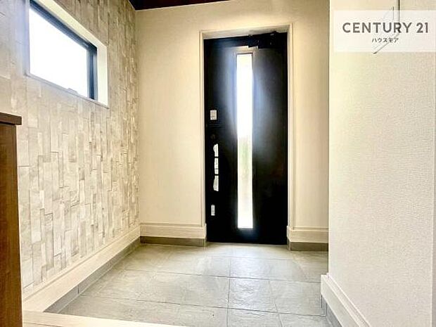 落ち着きのある広々とした玄関です!スッキリと清潔感のある心地の良い空間が出迎えてくれます。