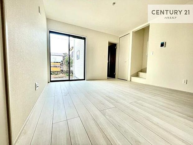 優しい陽だまりがリビングを包んでくれて居心地の良い空間を演出してくれます!くつろぎの時間を過ごせます!