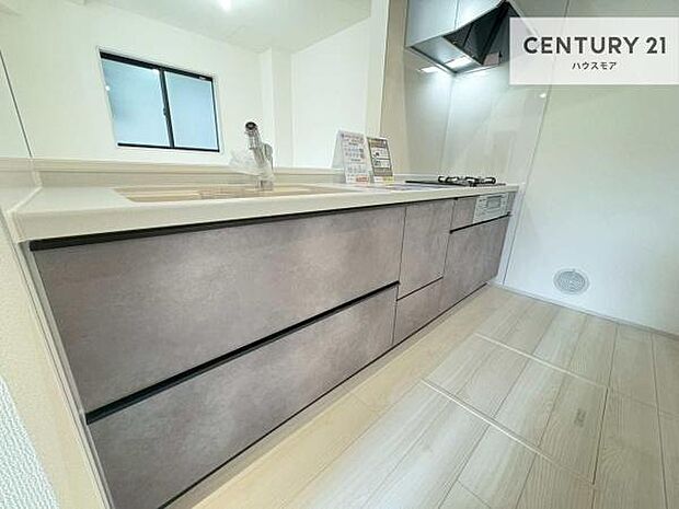 ゆとりある調理スペースで作業がしやすい快適なキッチンです！お子様と一緒にお菓子造りも楽しめる広々スペースです。楽しい調理時間になりそうですね！