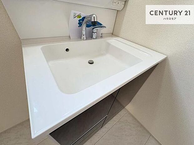 深い洗面台ボウルは、水が跳ねにくいのでお手入れが楽々!清潔感が保てます!キレイな洗面所で自分磨きのモチベーションが上がりますね!