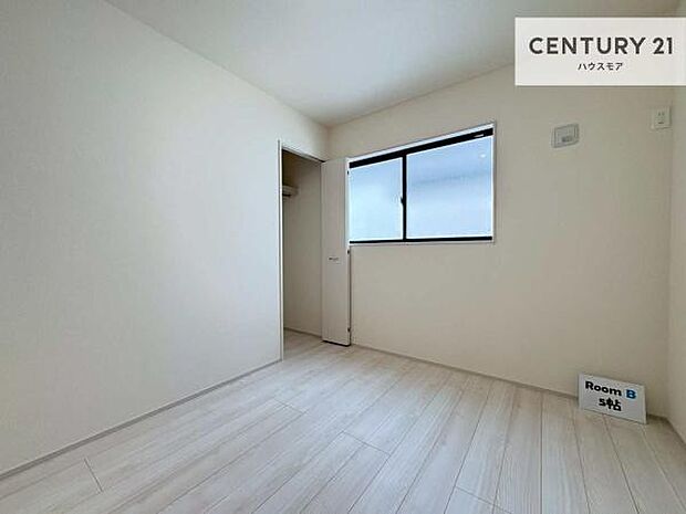 明るい室内は、風通しも良く、明るく大変居心地の良い空間となっております。リラックスして過ごせる心地の良いお部屋です!