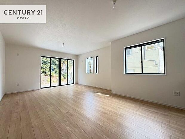 優しい陽だまりがリビングを包んでくれて居心地の良い空間を演出してくれます!くつろぎの時間を過ごせます!