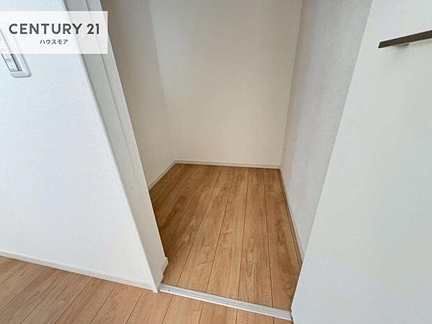 ウォークインクローゼット付きです。たくさんのお洋服などを収納しておけそうですね!他にも扇風機や加湿器など季節物の大きな家電も収納できます!