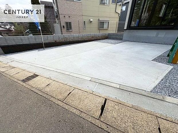 駐車スペースは2台分あります!セカンドカーはもちろん、バイクや自転車なども置き場所に困りません。