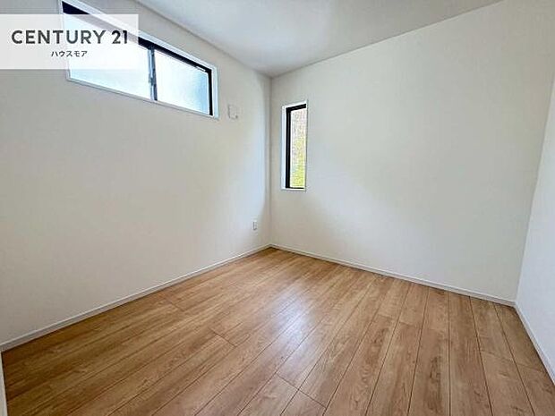 2面採光を確保した明るい室内は、風通しも良く、明るく大変居心地の良い空間となっております。リラックスして過ごせる心地の良いお部屋です!