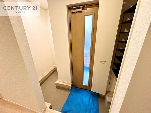 玄関収納が充実しているので、玄関周りがスッキリ片付き来客時に靴の置き場に困りません!