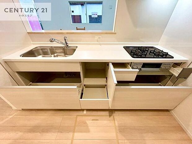 収納スペースが豊富で、調理スペースがスッキリと片付きひろ〜く活用できます!快適に作業ができます!毎日の料理が捗ります!