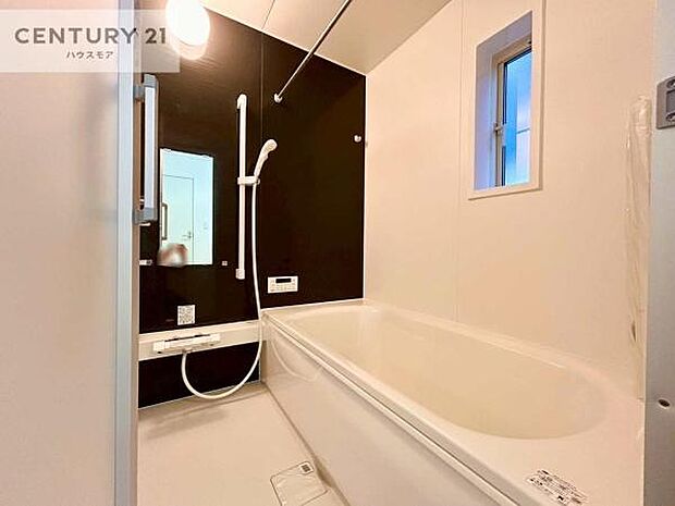 広々バスで一日の疲れをリフレッシュ。足が伸ばせるので、浴槽にもゆったりと浸かれますね!毎日のバスタイムが楽しみになります。