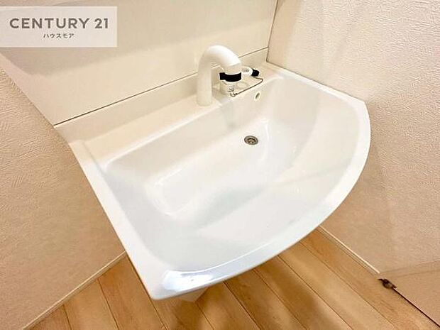 深い洗面台ボウルは、水が跳ねにくいのでお手入れが楽々!清潔感が保てます!キレイな洗面所で自分磨きのモチベーションが上がりますね!