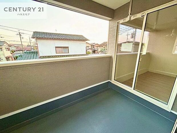 広々としたバルコニーで一日の始まりをスタート!お洗濯ものをたっぷり気持ちよく干せます!