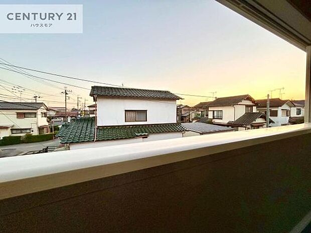 晴れた日には青い空を見渡せる開放的な時間を楽しめます。気持ちの良い風が通り抜ける街並みです!