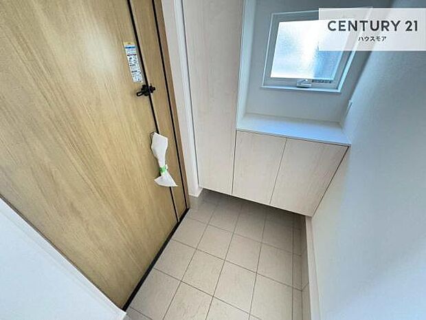 シューズボックス付きなので、玄関が片付きお掃除がしやすいです!スッキリした玄関で戸を開けた瞬間、清潔感のある心地いい空間が出迎えてくれます。