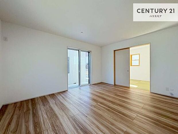 大きな窓からたっぷりの陽ざしが入る明るいリビング。開放感のあるリビングで家族団らんのくつろぎの時間を過ごせます!当日のご見学可能です!是非現地で陽当たりなどご体感くださいませ!