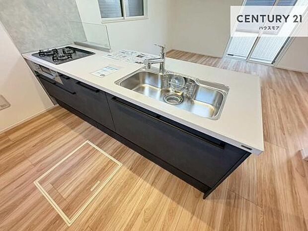 大人気の対面式システムキッチンを採用しています!ご家族のコミュニケーションが自然と増える設計です。お子様にも目が届くので嬉しいですね!広々使えて快適で作業が進みます。