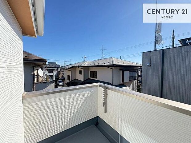 陽当たり良好なバルコニーです!晴れた日には青い空を見渡せる開放的な時間を楽しめます。