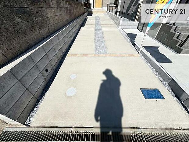 駐車スペースは2台分あります!セカンドカーはもちろん、バイクや自転車なども置き場所に困りません。