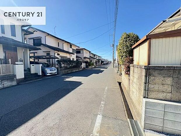 前面道路は8m!陽当り良好な立地です。車庫入れが苦手な方も安心ですね。