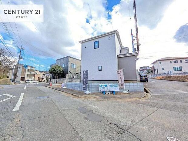 前面道路は6m×10m!陽当り良好な立地です。車庫入れが苦手な方も安心ですね。【現地販売会開催中】