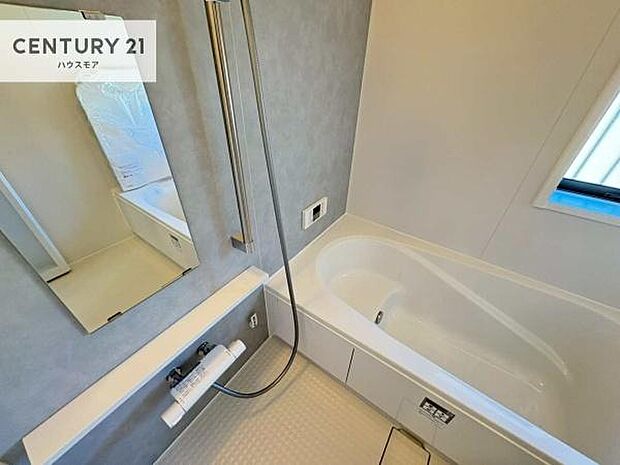 白を基調とした清潔感のあるバスルーム!快適なバスタイムが送れます!1日の疲れをしっかりと癒してくれる素敵なリラクゼーション空間になりそうですね。