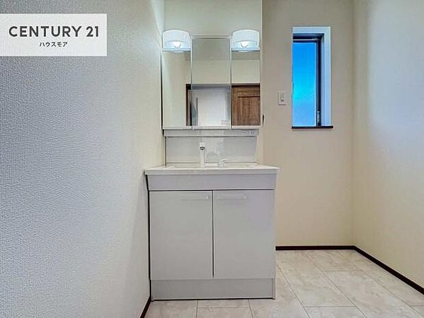 小窓付きの明るい洗面室です!湿気もすぐに入れ替えができて清潔に保つことができます!自然光が差し込むのでお化粧の仕上がりも良くなりますね!