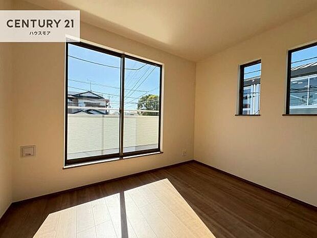 2面採光を確保した明るい室内は、風通しも良く、明るく大変居心地の良い空間となっております。リラックスして過ごせる心地の良いお部屋です！