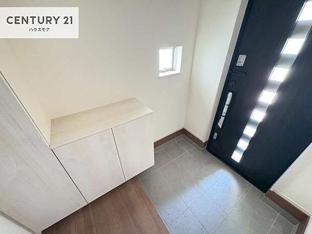 シューズボックス付きなので、玄関が片付きお掃除がしやすいです！スッキリした玄関で戸を開けた瞬間、清潔感のある心地いい空間が出迎えてくれます。