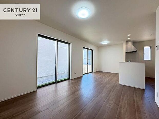 大きな窓からたっぷりの陽ざしが入る明るいリビング。開放感のあるリビングで家族団らんのくつろぎの時間を過ごせます!当日のご見学可能です!是非現地で陽当たりなどご体感くださいませ!