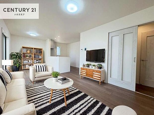 家具はCGパースです。心地良いリビングは家族が自然と集まります。家族団欒の時間が増えそうです。ご家族と、より一層充実した時間を過ごせそうですね。