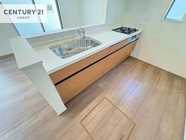 大人気の対面式システムキッチンを採用しています!ご家族のコミュニケーションが自然と増える設計です。お子様にも目が届くので嬉しいですね!広々使えて快適で作業が進みます。