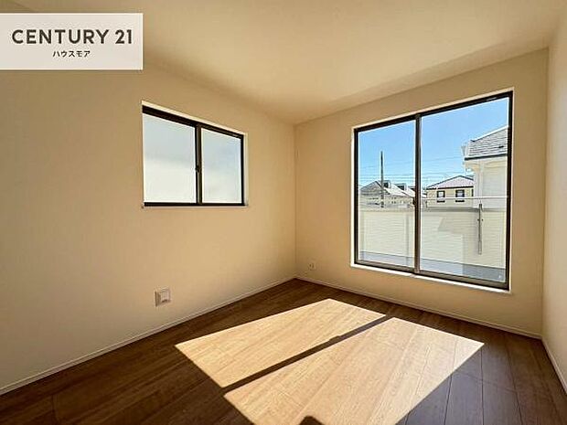 バルコニーに面している洋室です。明るく温もりがあり、換気もしっかりできます!朝起きて、外に出て背伸びをしつつ深呼吸をし良い朝を迎え入れることができます。