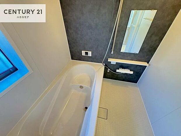 落ち着きある大人の雰囲気のバスルームは、味が出ていてバスタイムが充実!お仕事頑張っているご褒美にお好みの匂いの入浴剤を入れて、楽しんでみてはいかがでしょうか?