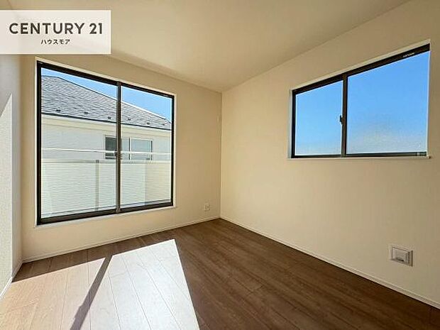 2面採光を確保した明るい室内は、風通しも良く、明るく大変居心地の良い空間となっております。リラックスして過ごせる心地の良いお部屋です!