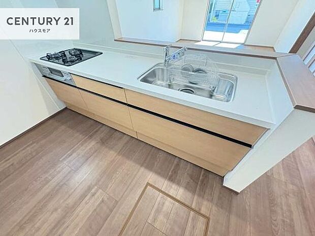 ゆとりある調理スペースで作業がしやすい快適なキッチンです!お子様と一緒にお菓子造りも楽しめる広々スペースです。楽しい調理時間になりそうですね!