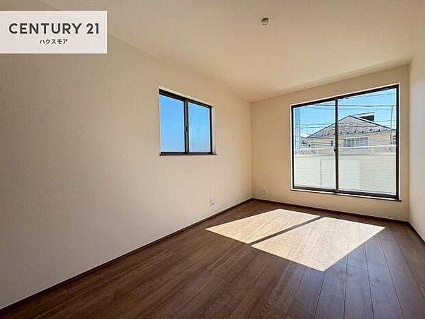 バルコニーに面している洋室です。明るく温もりがあり、換気もしっかりできます!朝起きて、外に出て背伸びをしつつ深呼吸をし良い朝を迎え入れることができます。