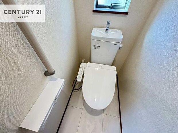 1・2階にトイレがございます！朝の忙しい時間帯も待たずにすみそうですね。白を基調とした清潔感のあるトイレでお手入れがしやすいです！